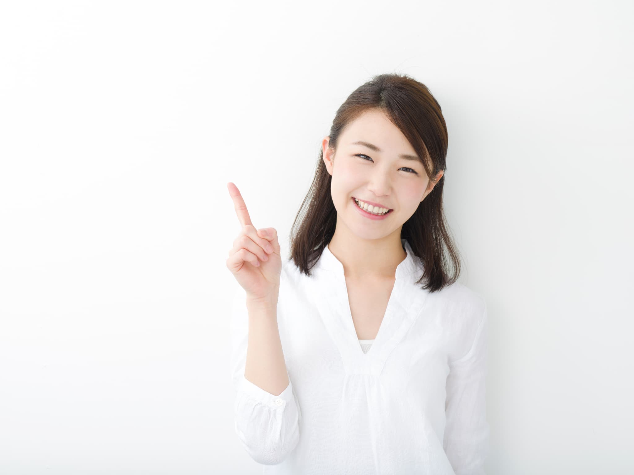 自分に合ったホワイトニングの選び方を示す女性