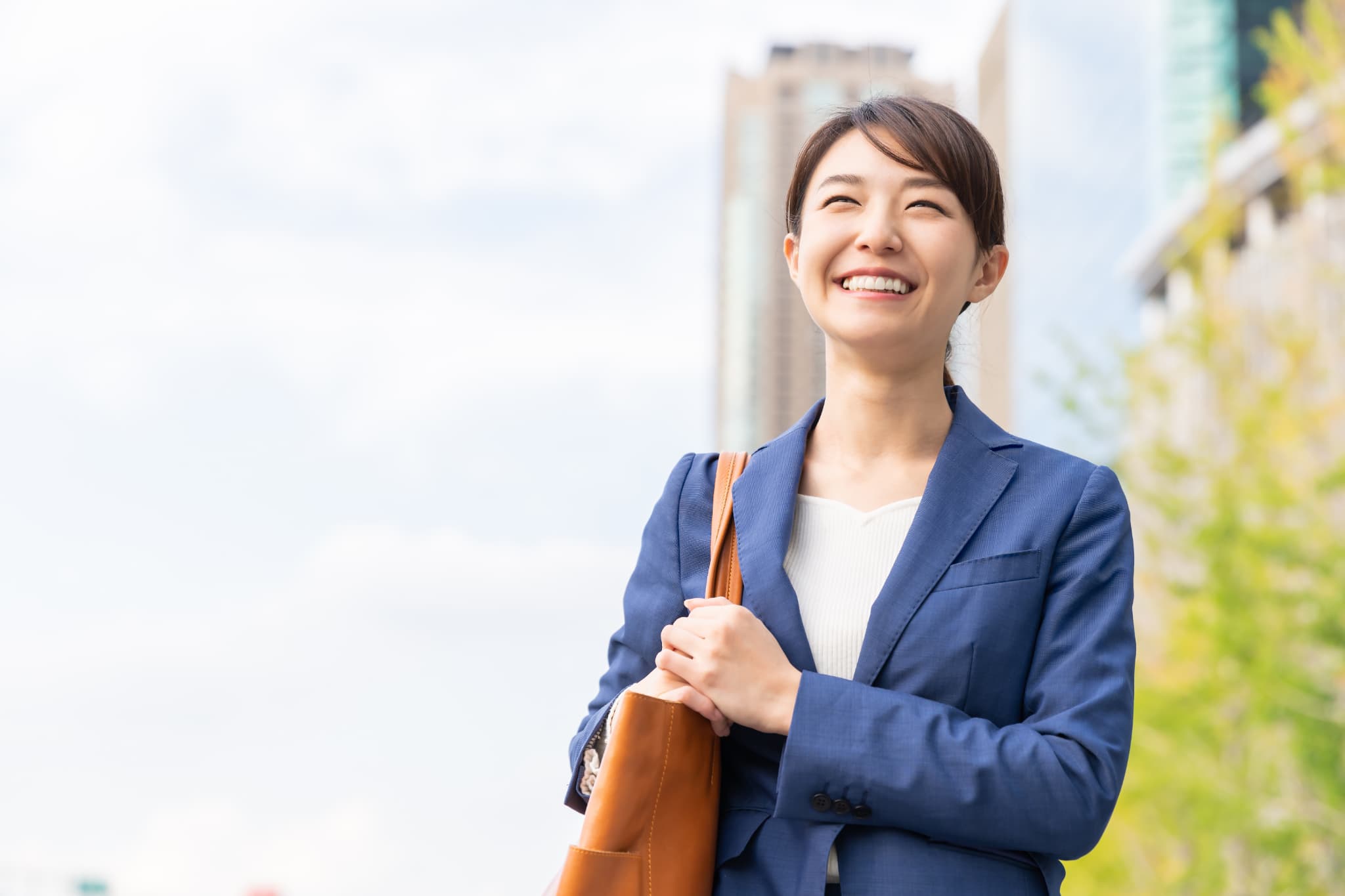 笑顔で仕事に向かう女性