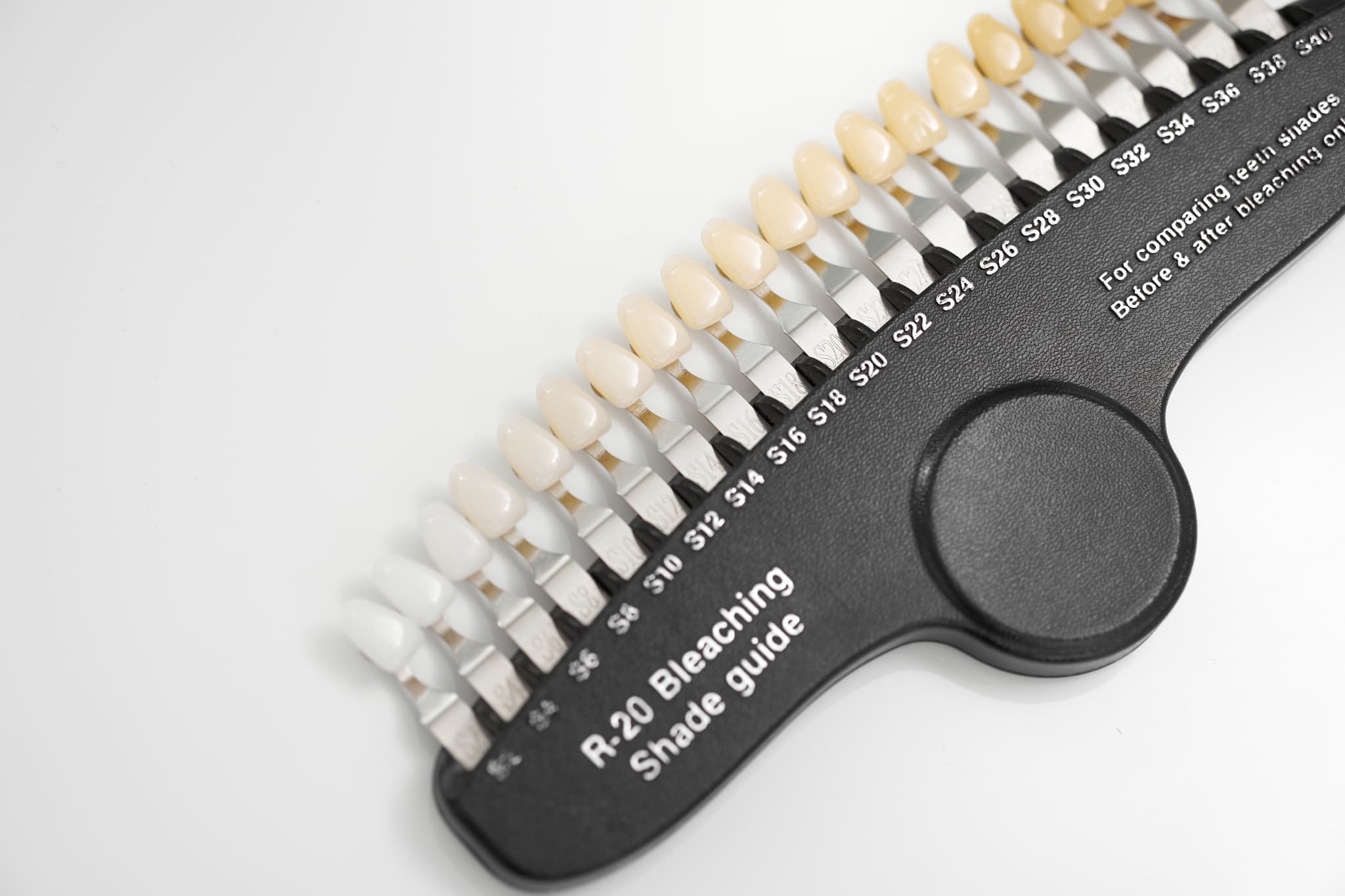 ホワイトニングの時に歯の色をチェックするシェードガイド