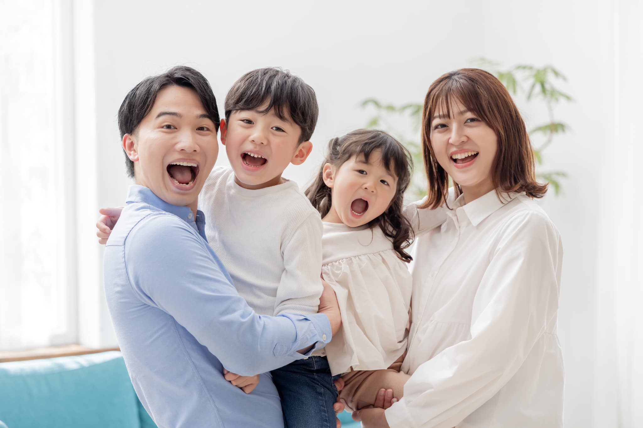 虫歯予防をして健康に過ごす家族