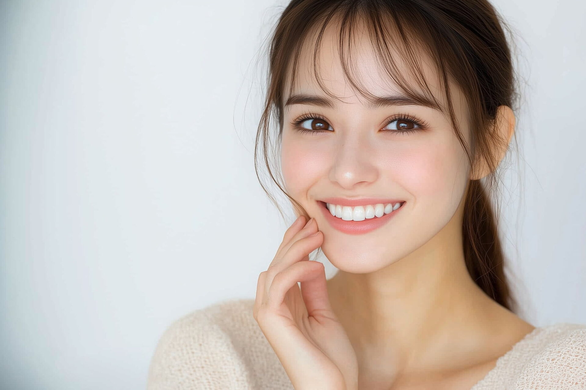 ホワイトニングで歯が白くなり笑顔に自信が出た女性