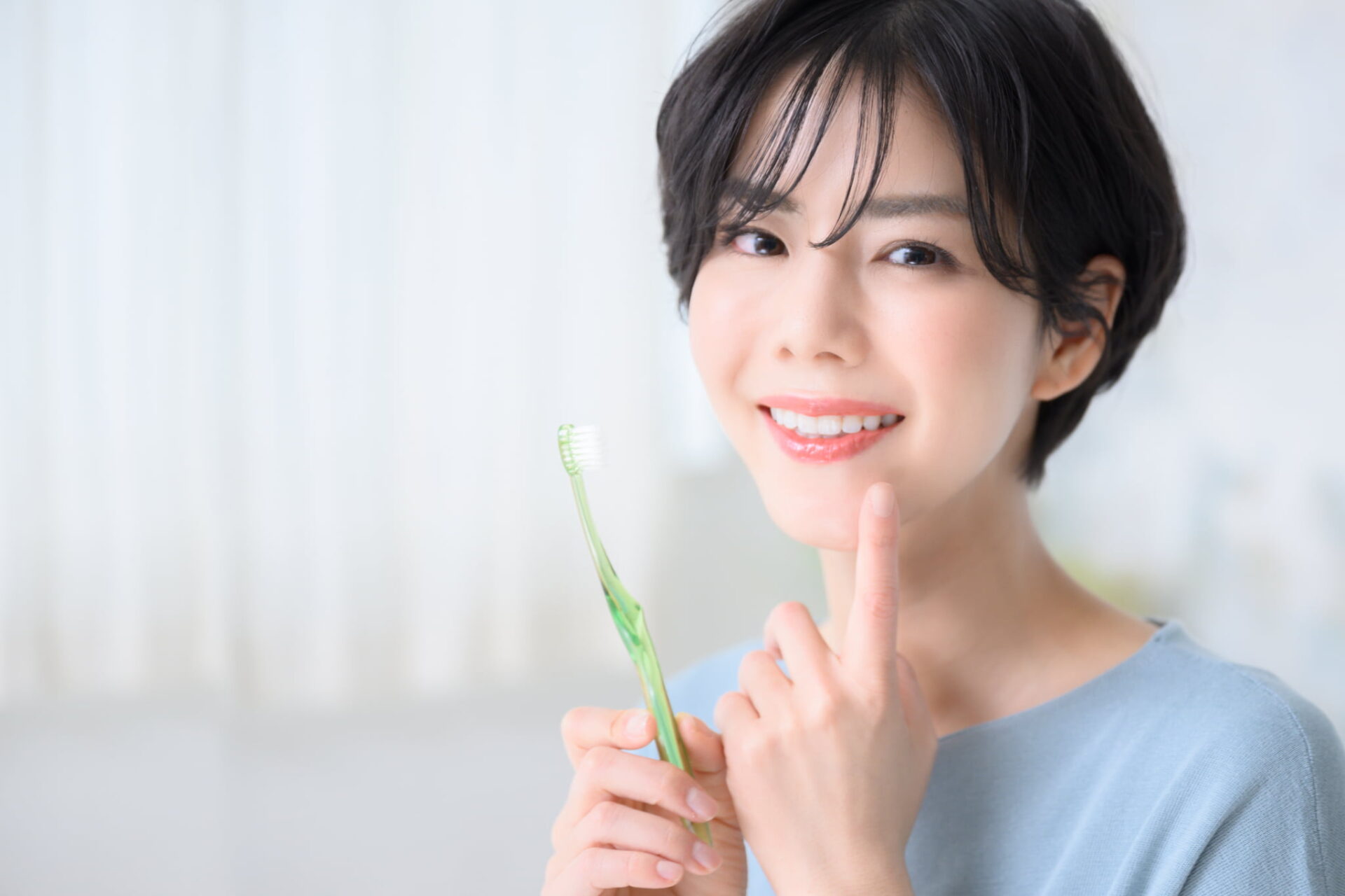 虫歯を予防するため丁寧な歯磨きを習慣化する女性