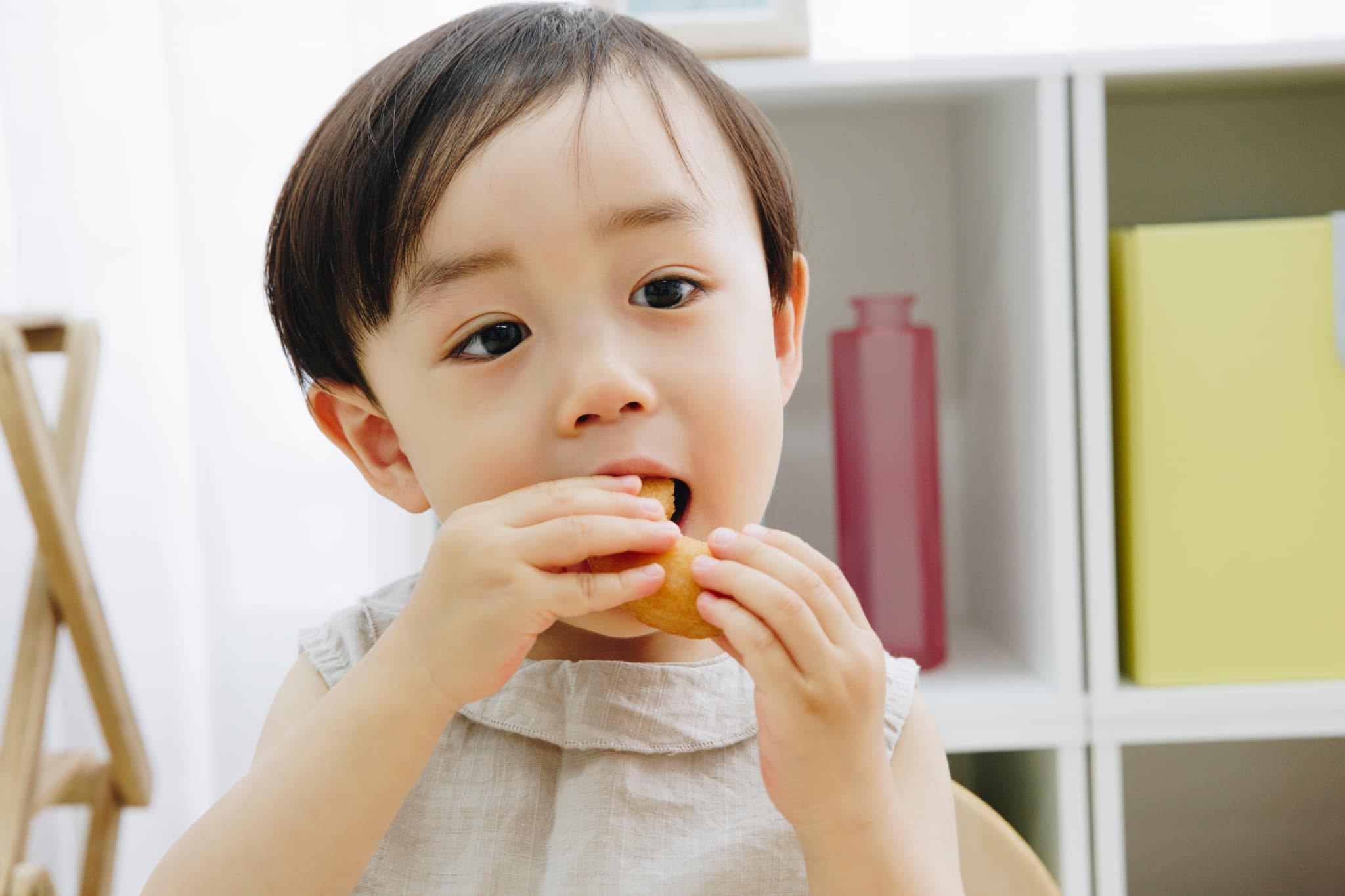 おやつを食べる小さい男の子