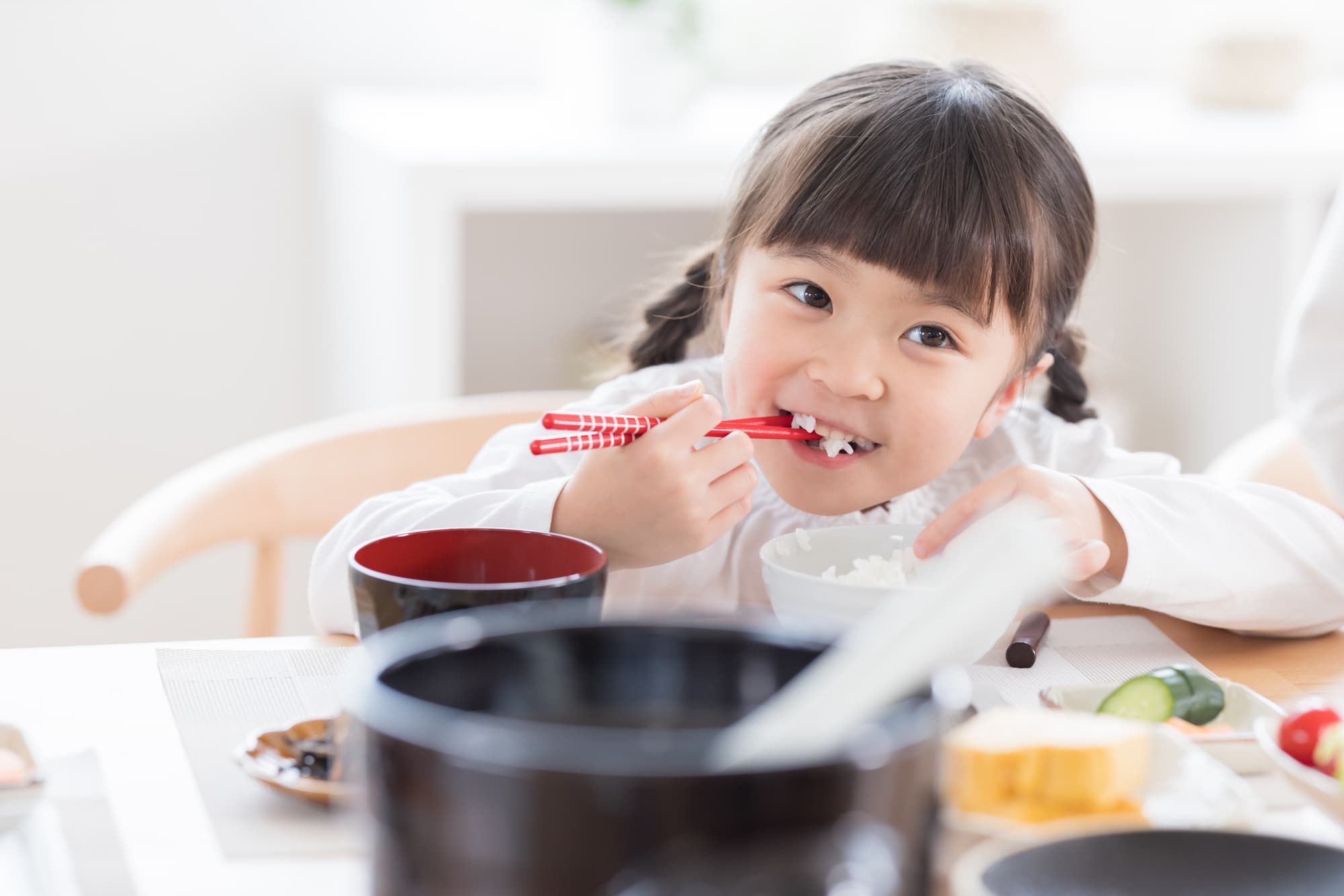 おいしそうにご飯を食べる子ども