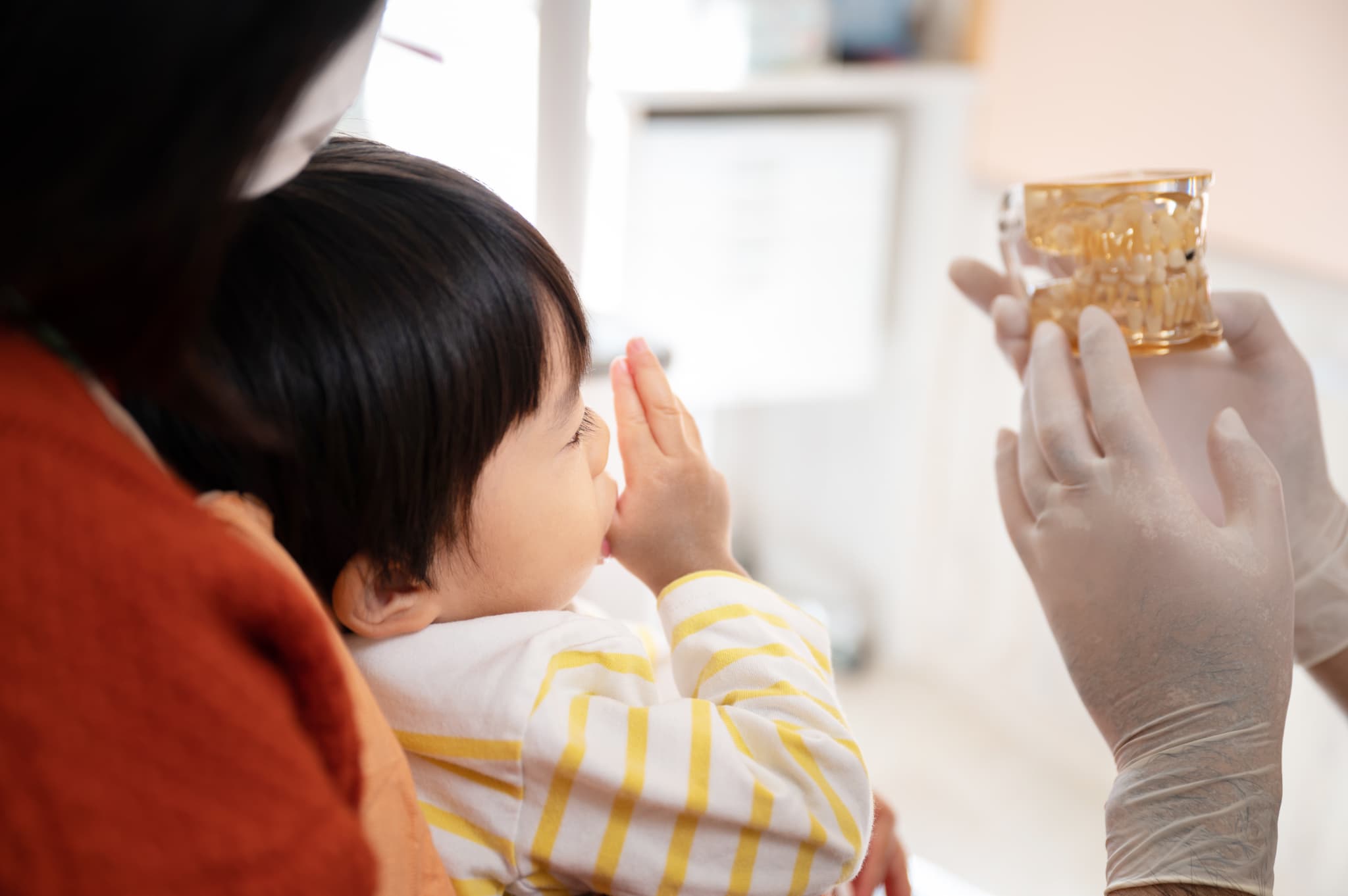 歯医者で指しゃぶりの相談をする親子