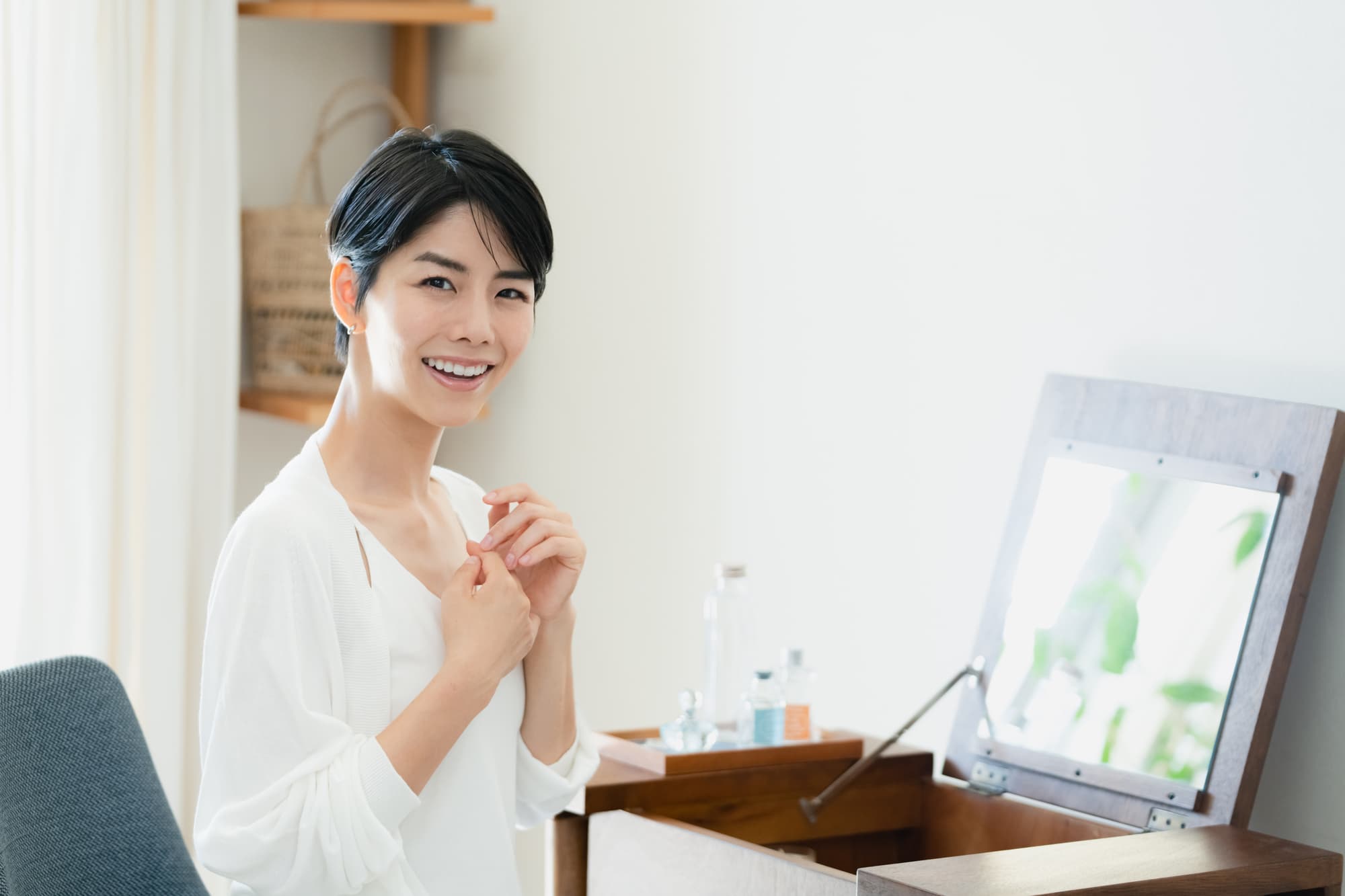 インプラント治療をして満足そうな女性