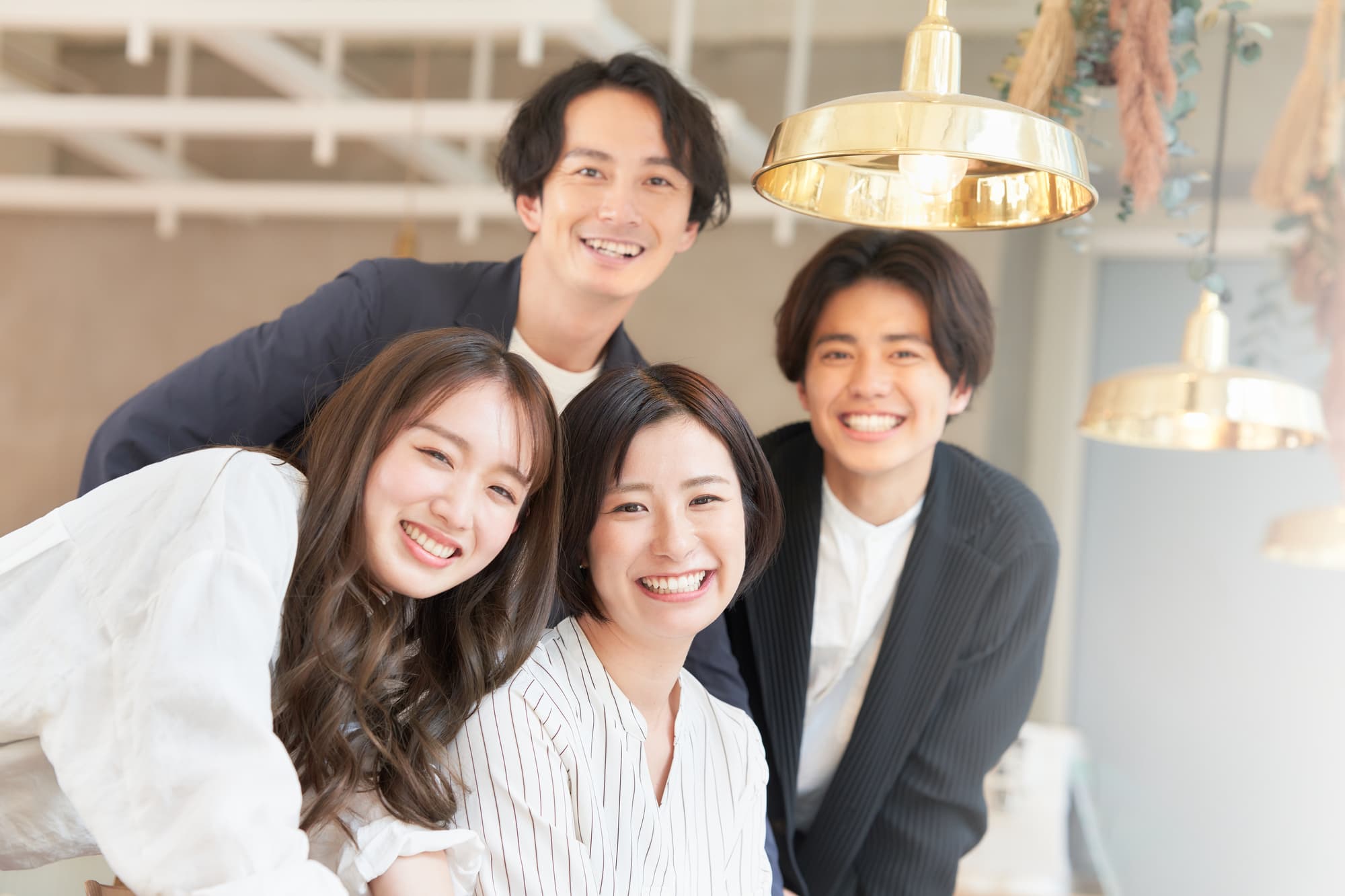 笑顔で働くビジネスパーソン