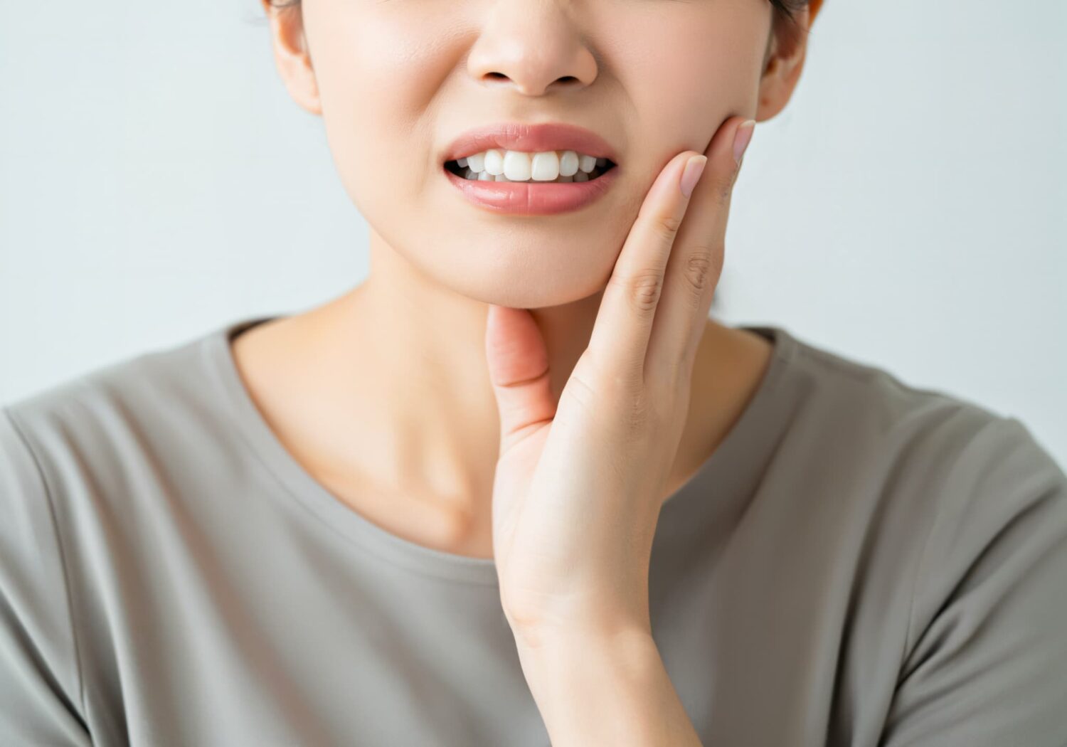 インプラント治療後に痛みを感じる女性