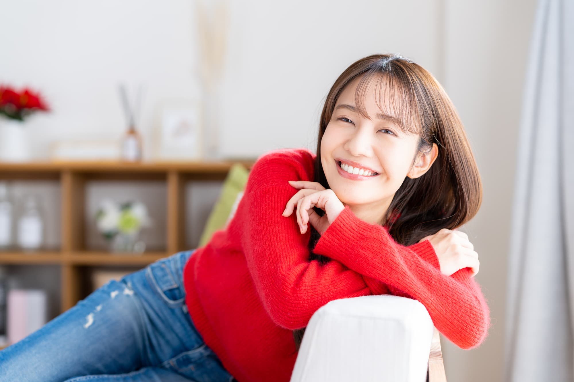 リビングで寛ぐ笑顔の女性