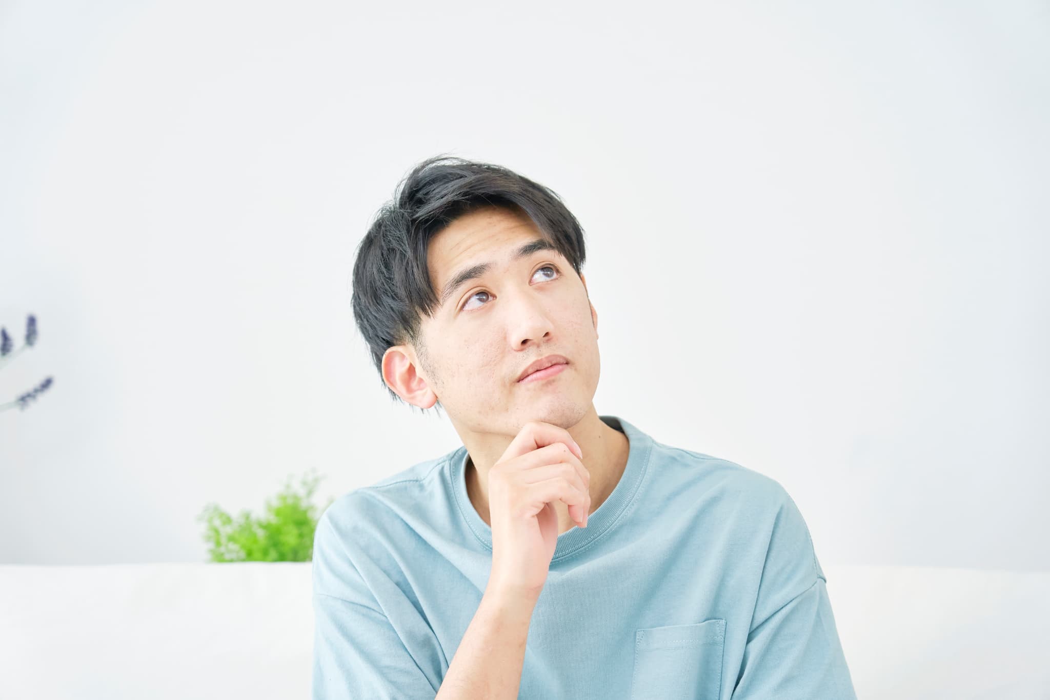 喫煙者でも歯のホワイトニングはできるのか考える男性