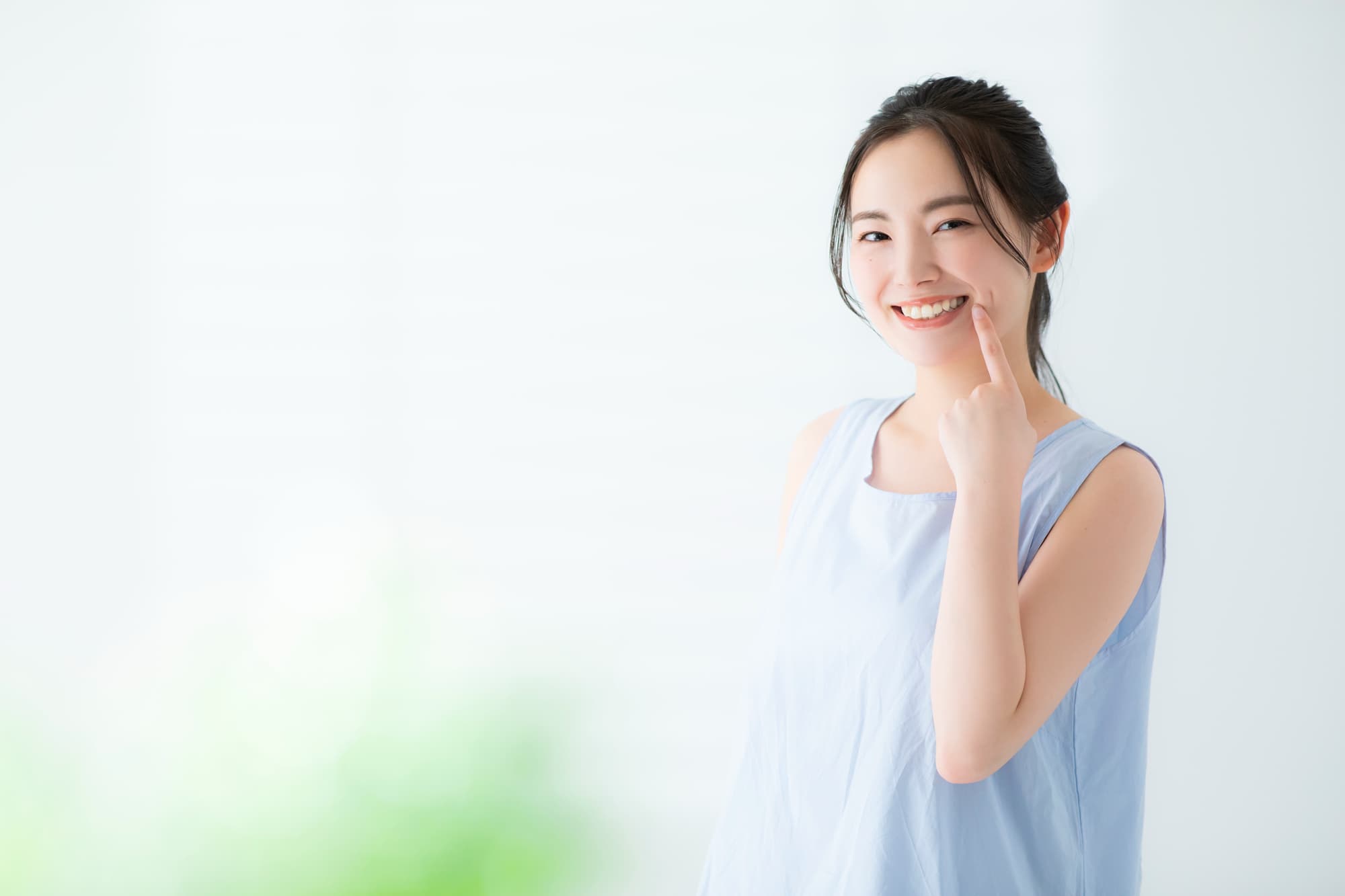 予防歯科を受けお口の健康を維持する笑顔の女性