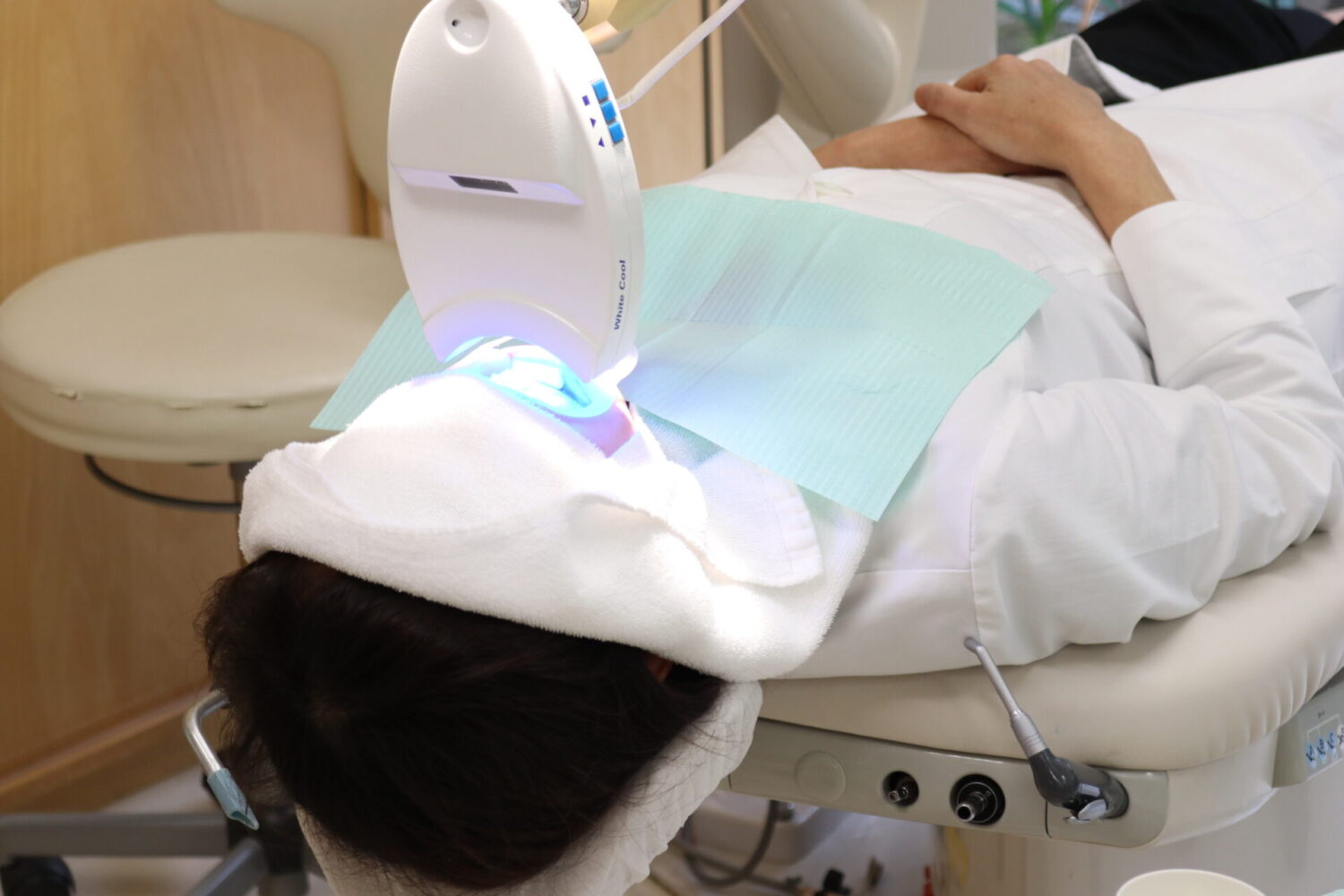 歯をきれいにするためにホワイトニング施術を受けている