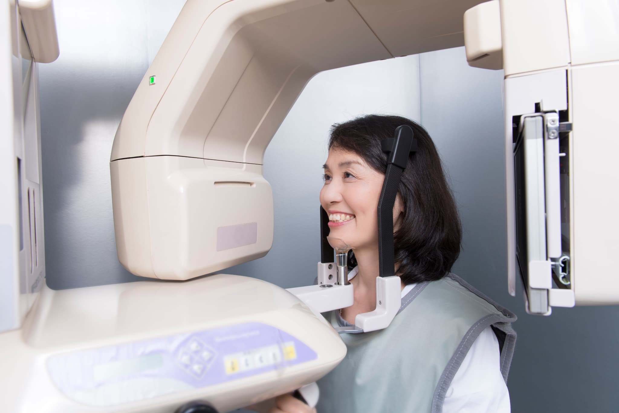 歯のレントゲンを撮る女性