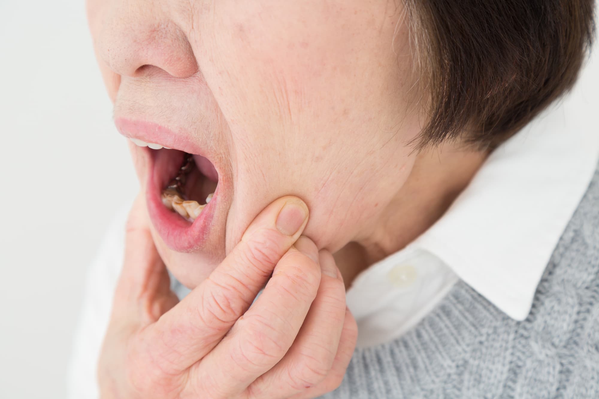 顎関節症を放置して痛みを感じる女性