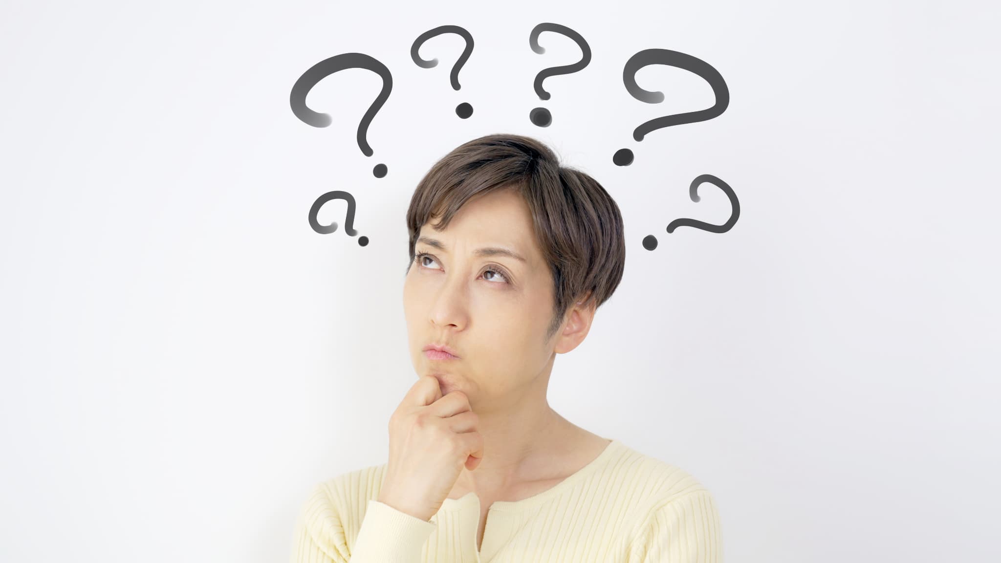 顎関節症になるのは歯並びが原因なのか考える女性