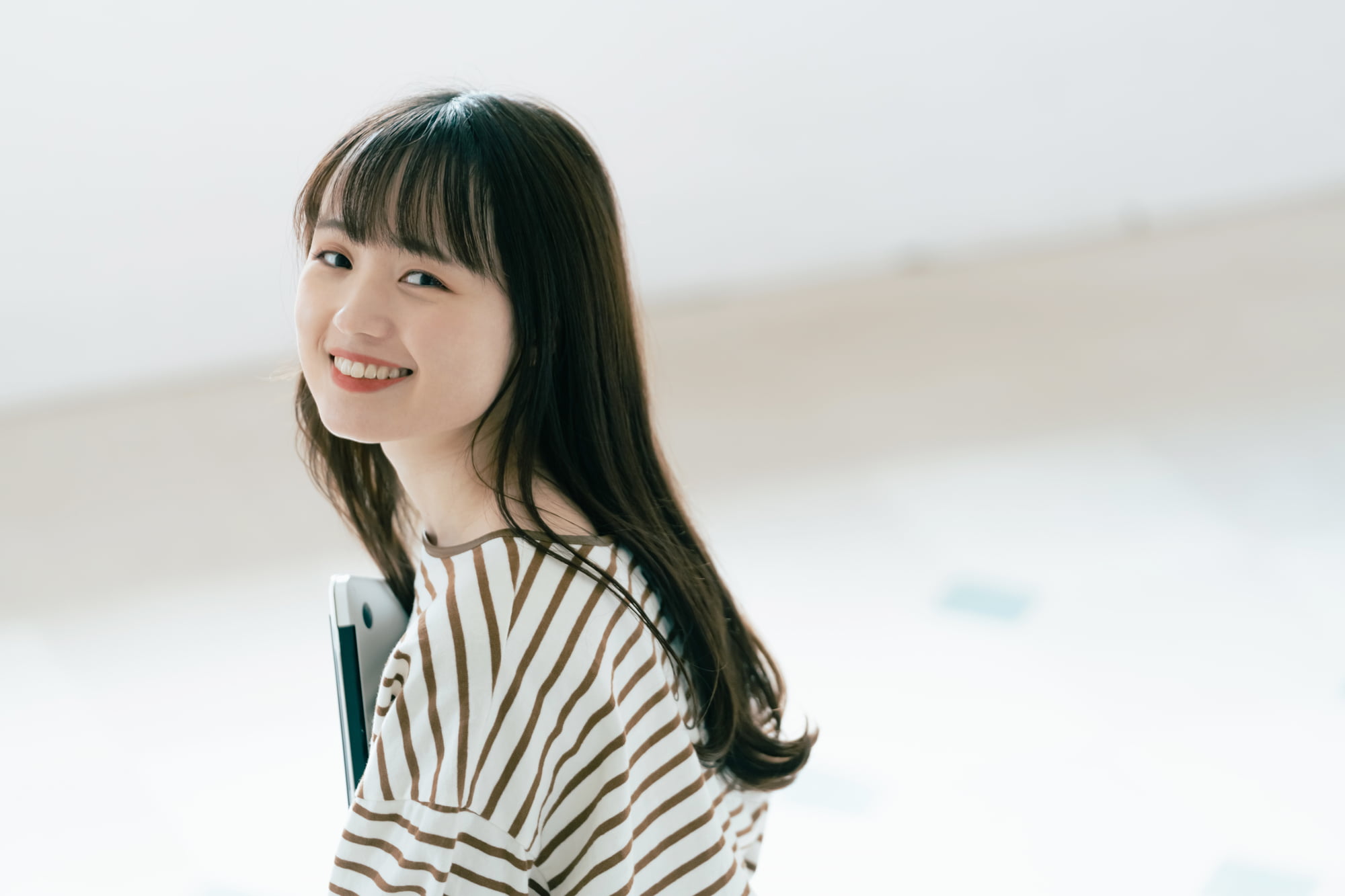 大人になってから受け口を矯正できた笑顔の女性