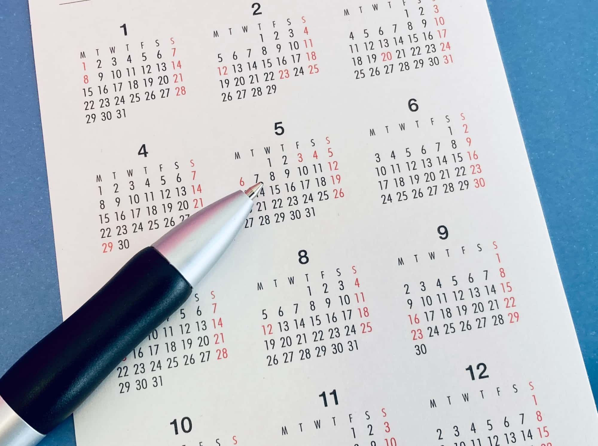 大人が受け口を矯正するのにかかる期間を示す年間カレンダーのイメージ