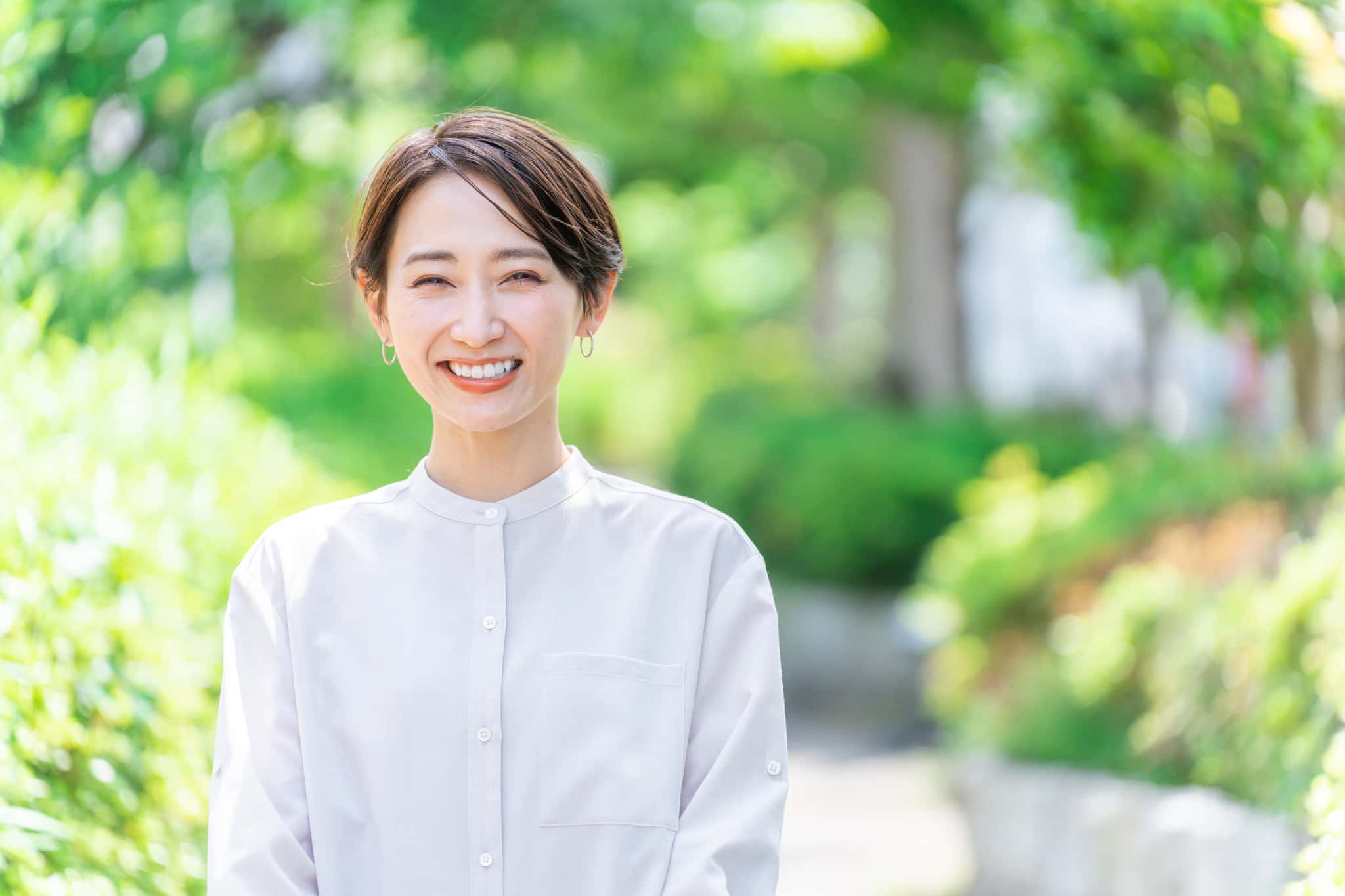 適切なケアで初期虫歯を治療できた笑顔の女性