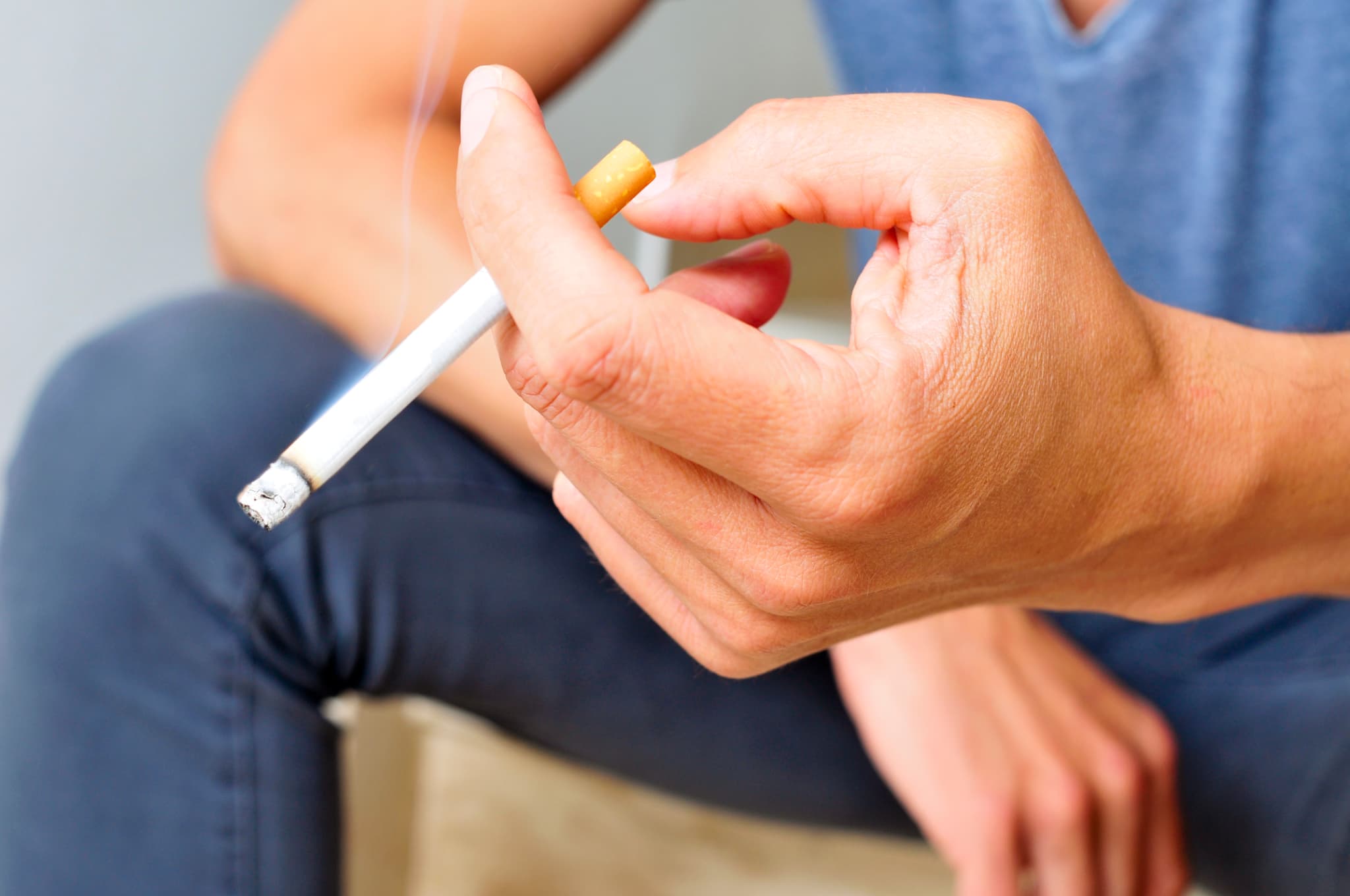 歯周病が重度にまで進行する原因になる喫煙をしている人
