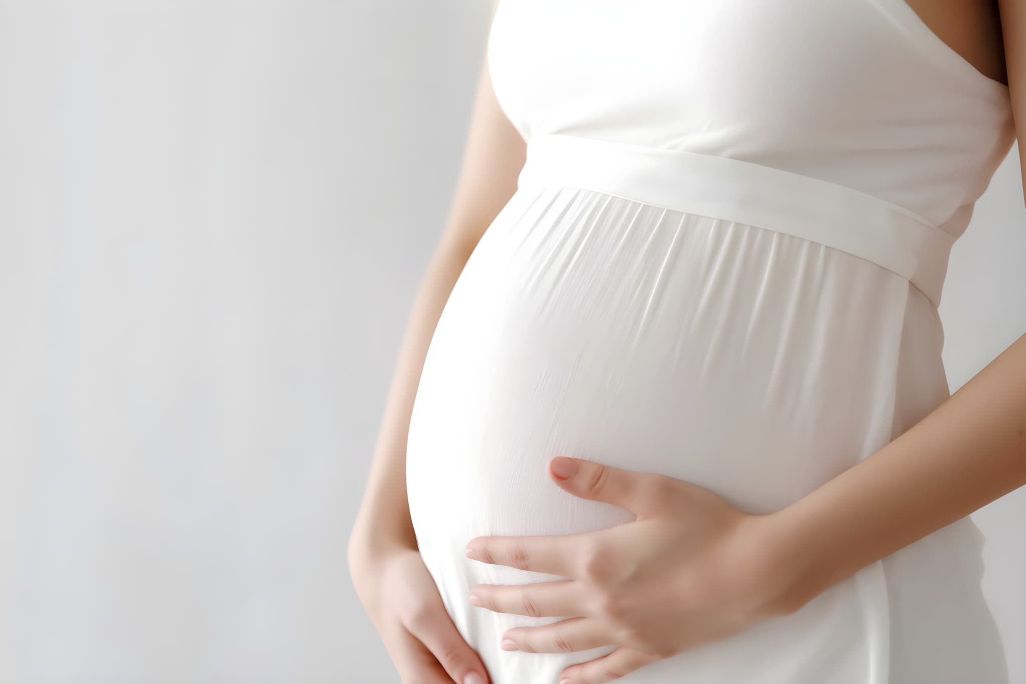 妊娠中の女性のお腹
