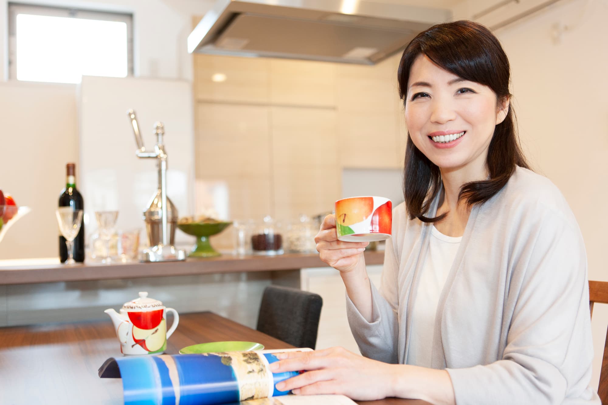 歯周病を治療して笑顔で飲み物を飲む女性