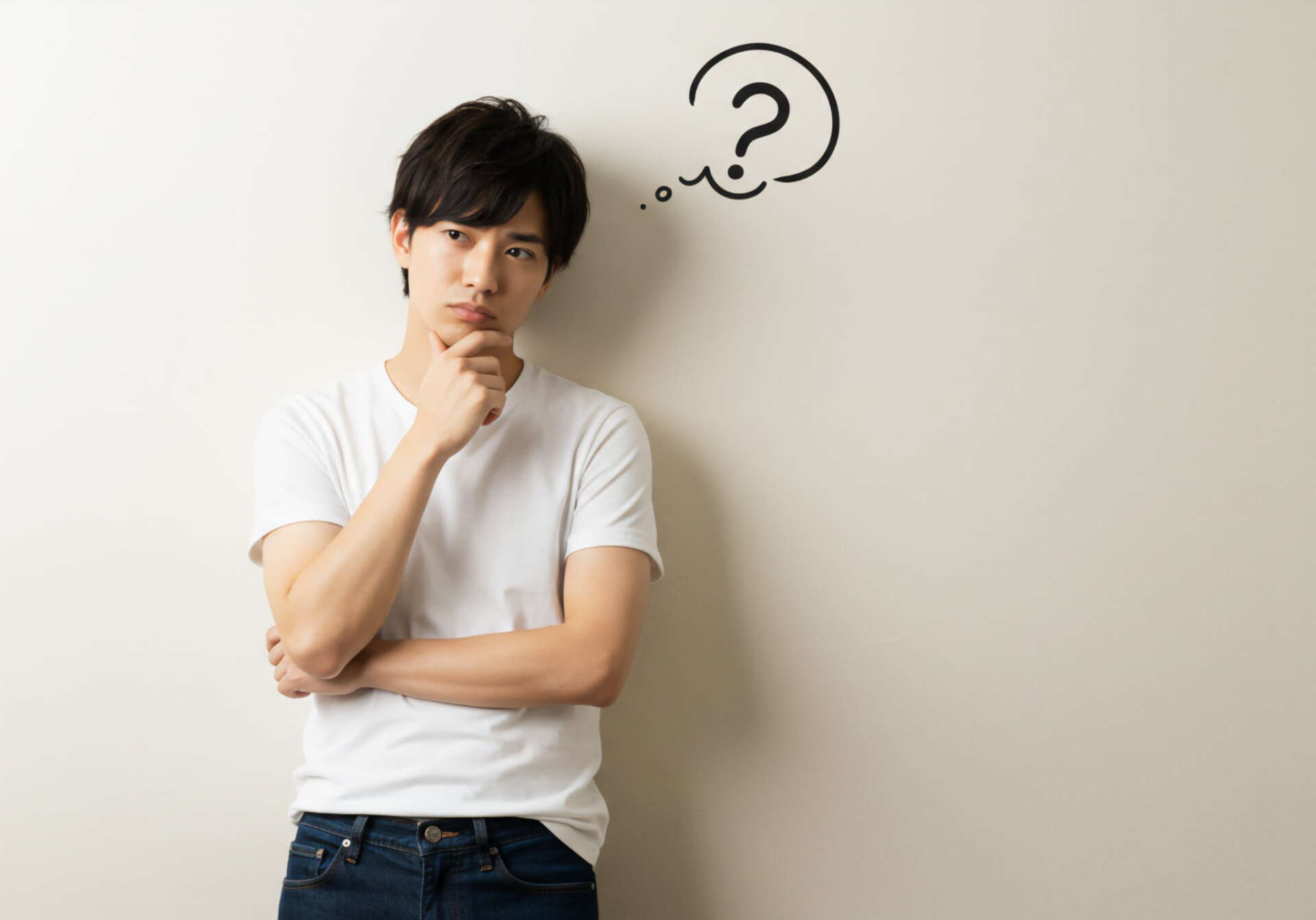受け口はインビザラインで治療できるのか考える男性