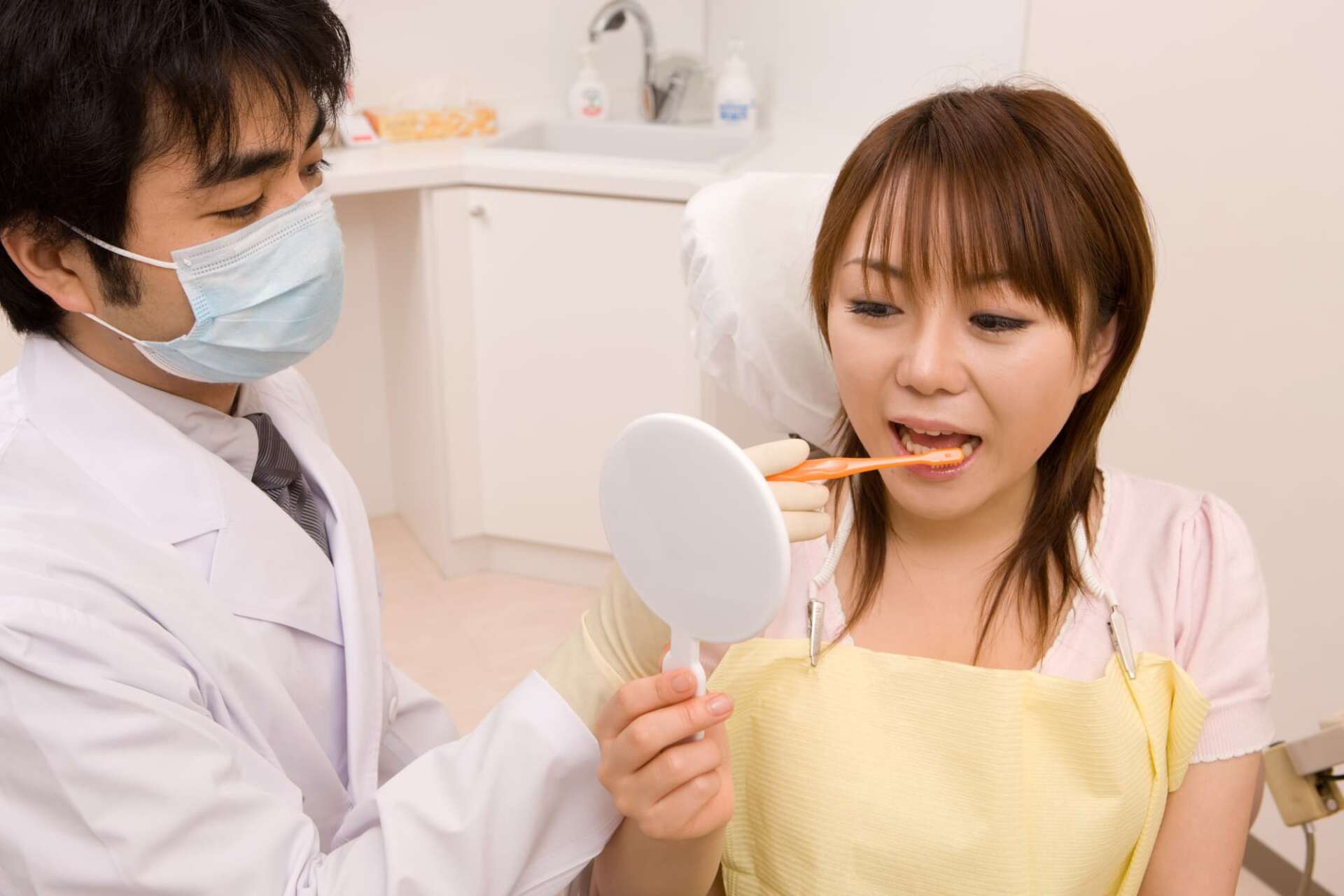 歯ブラシの使い方を歯科医に学ぶ患者