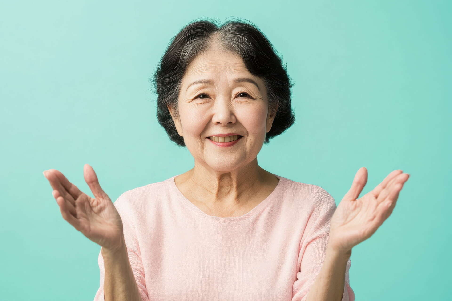 自費の入れ歯と保険の入れ歯の違いを伝える高齢女性