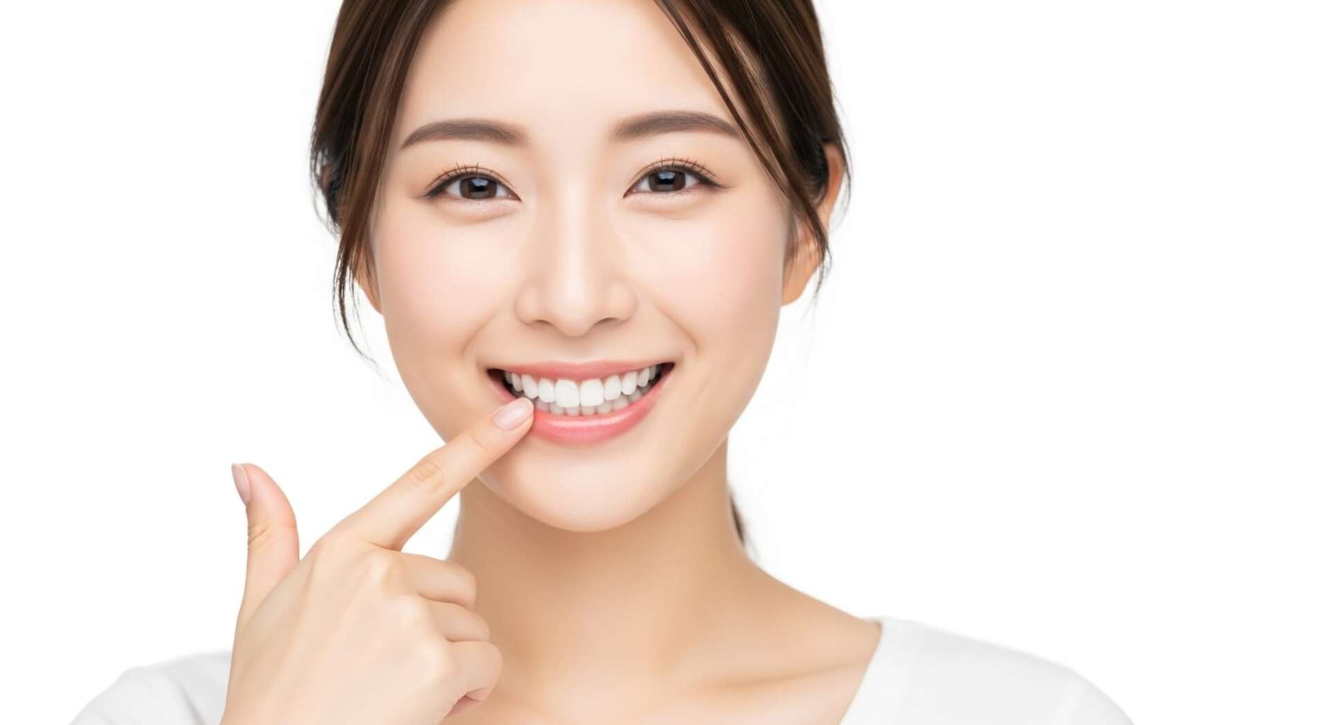 根管治療を受けた歯を指さして笑顔を見せる女性