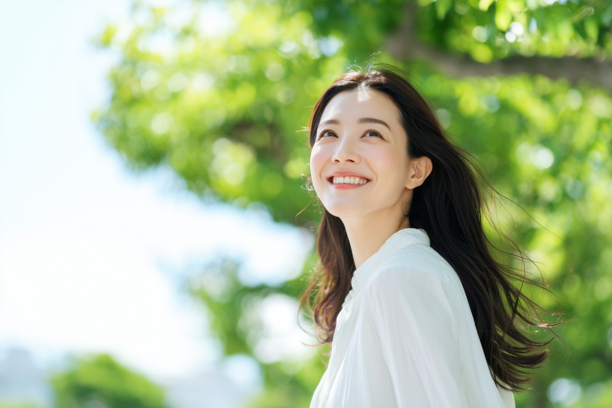 適切な対応で後戻りを防止して矯正を無事に終えた笑顔の女性