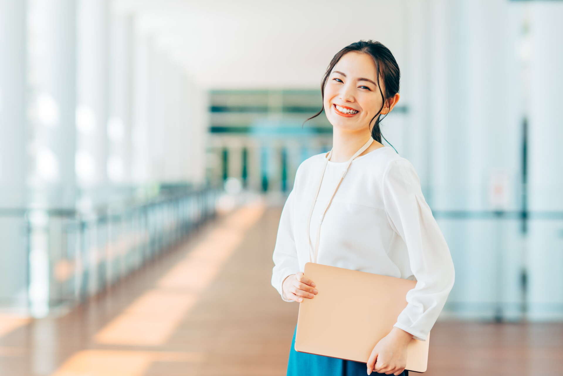 ワイヤー矯正で出っ歯を治療した笑顔の女性