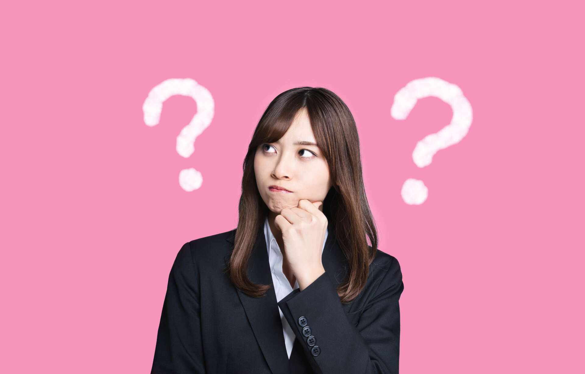 出っ歯はワイヤー矯正で治療できるのか考える女性