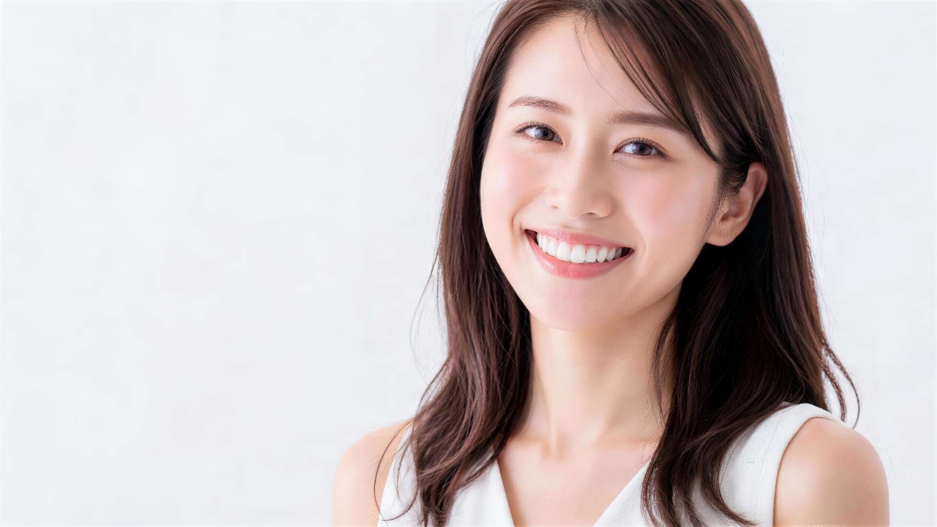 白い歯を見せて笑う女性
